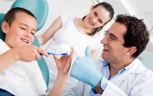 متخصص دندانپزشکی کودکان چه کاری انجام می‌دهد؟