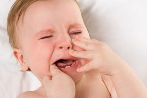 استفراغ کردن نوزادان در حین دندان درآوردن