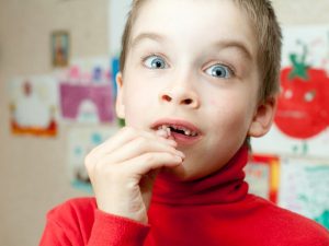 لق شدن و افتادن دندان شیری کودکان