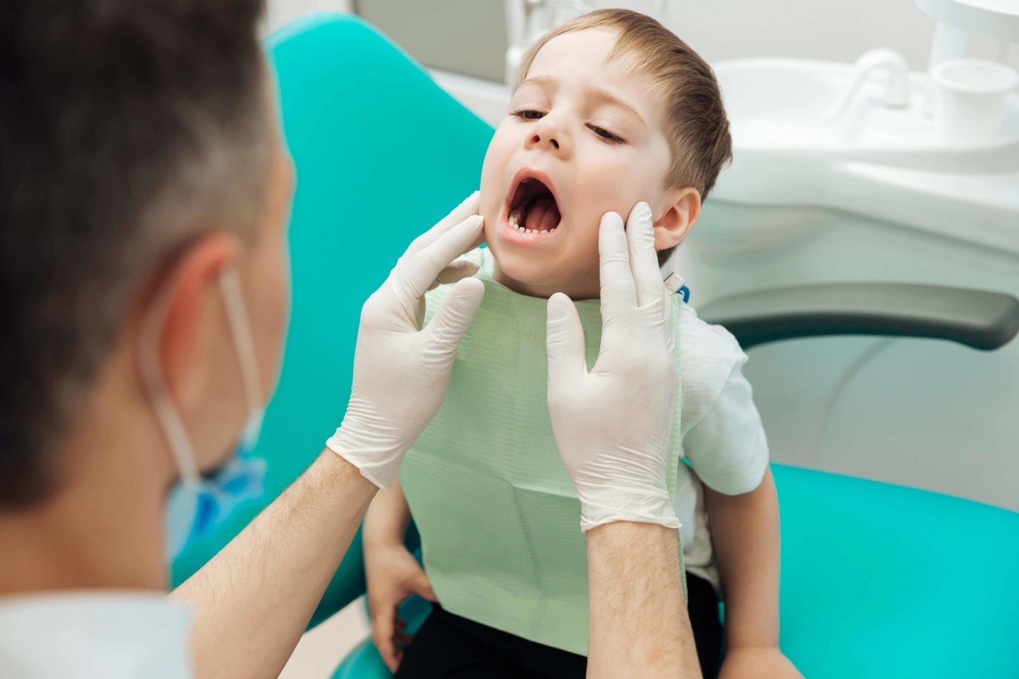 ترمیم دندان شکسته در کودکان